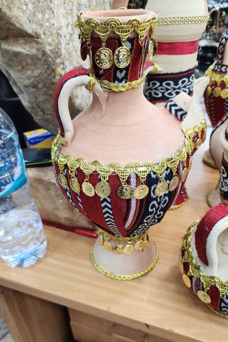 فخّارة تراثية بتصميم بدوي مزخرف